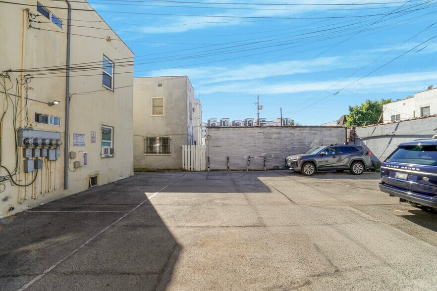 More Photos Of 325 N Stanley, Los Angeles Apartments For Sale