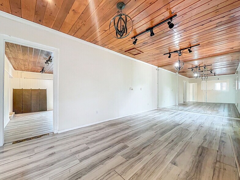 More Photos Of 301 N US Highway 41, Ruskin Office Residential For Lease