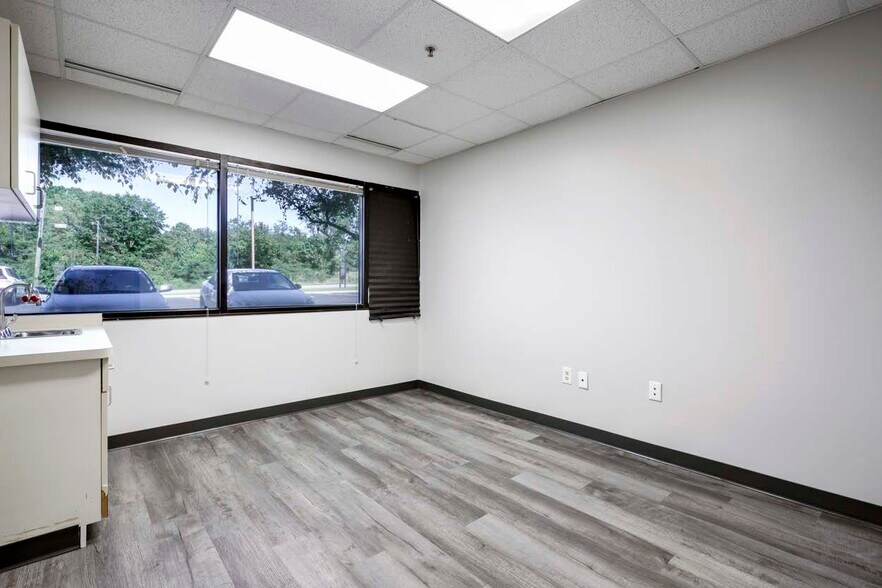 More Photos Of 115 Blarney Dr, Columbia Medical For Lease