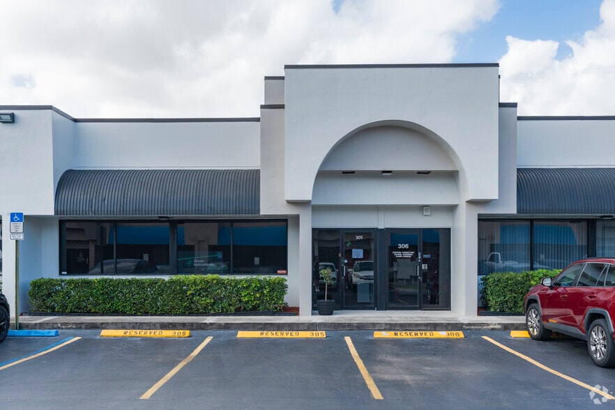 More Photos Of 6555 Powerline Rd, Fort Lauderdale Unknown For Lease