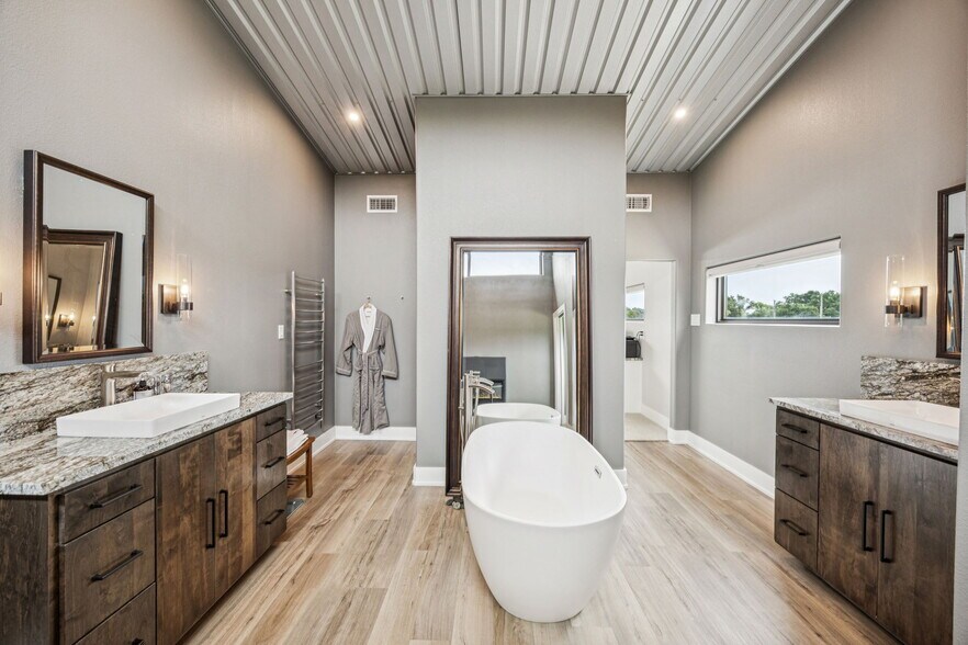 More Photos Of 863 Vz County 1508 rd, Van Airplane Hangar For Sale