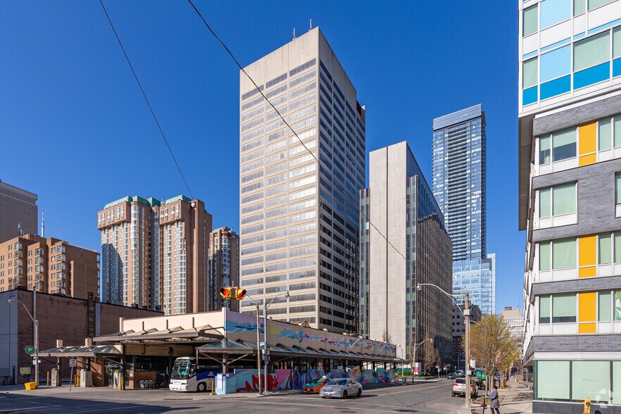 More Photos Of 180 Dundas St W, Toronto Office For Lease