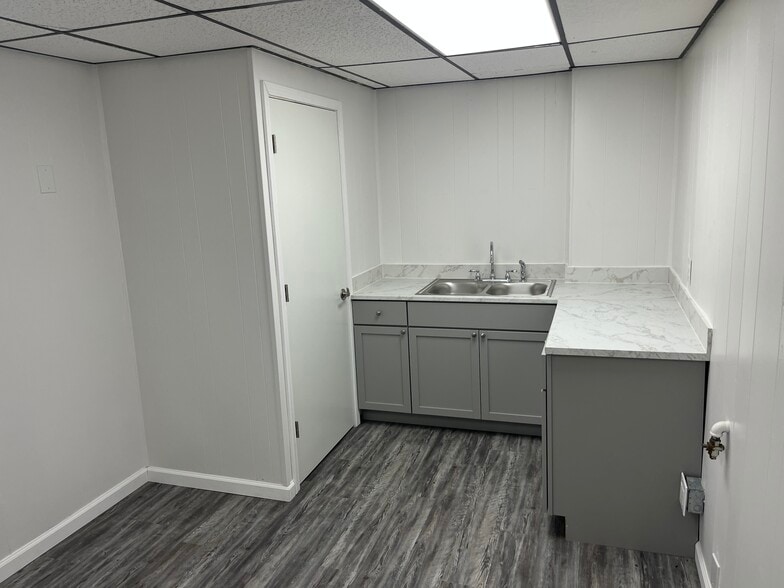 More Photos Of 1112 Ulrich Ave, Louisville Office For Lease