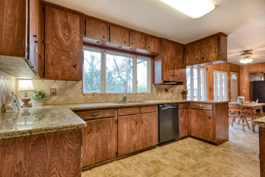 More Photos Of 508 N Lee St, Round Rock Office For Sale