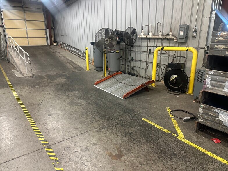 More Photos Of 1506 W Luthy Dr, Peoria Light Manufacturing For Sale