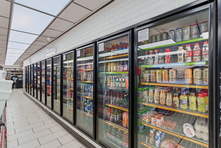 More Photos Of 8101 E Brundage Ln, Bakersfield Service Station For Sale