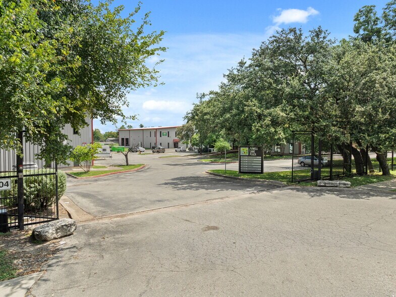 More Photos Of 204 W Powell Ln, Austin Warehouse For Lease