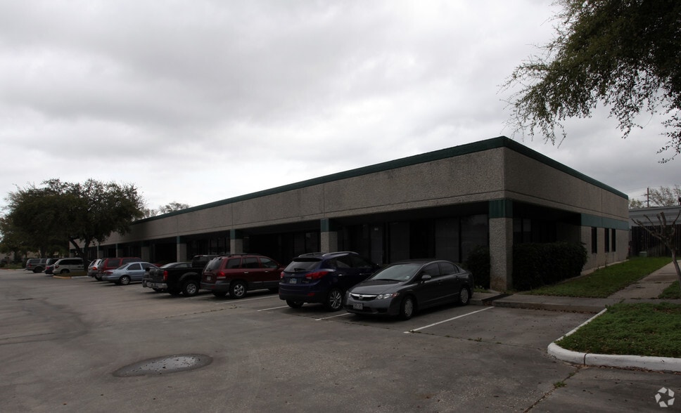 More Photos Of 600 Century Plaza Dr, Houston Light Distribution For Lease