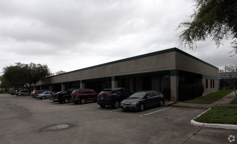 More Photos Of 600 Century Plaza Dr, Houston Light Distribution For Lease