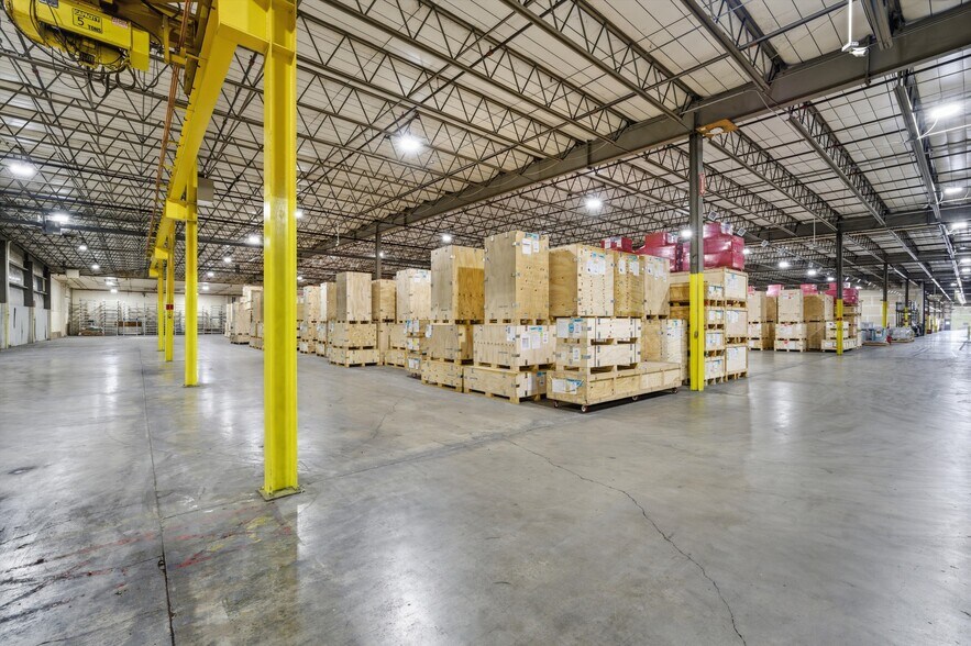 More Photos Of 700 W Loop 340, Woodway Warehouse For Lease