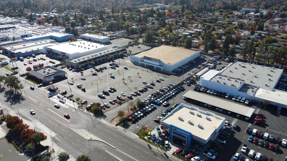 More Photos Of 5705 N Blackstone Ave, Fresno Freestanding For Lease