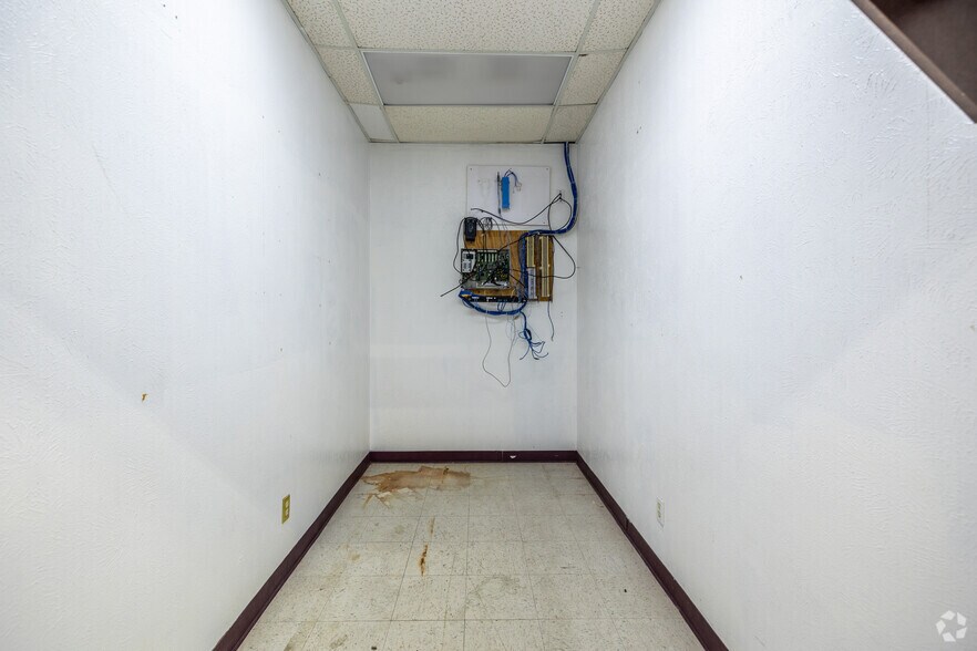 More Photos Of 1400 Summit Ave, Plano Showroom For Lease