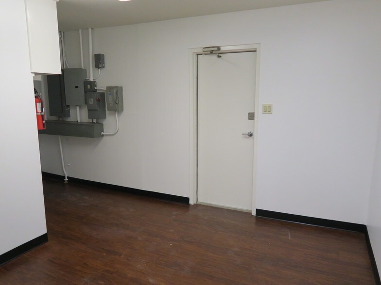 More Photos Of 5610-5613 Southwest Fwy, Houston Flex For Lease