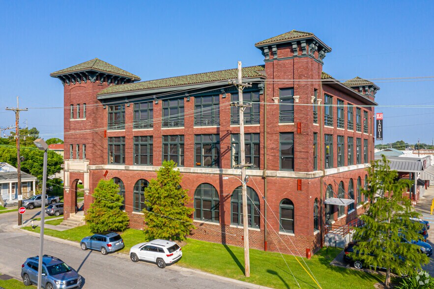 More Photos Of 8300 Earhart Blvd, New Orleans Loft Creative Space For Lease