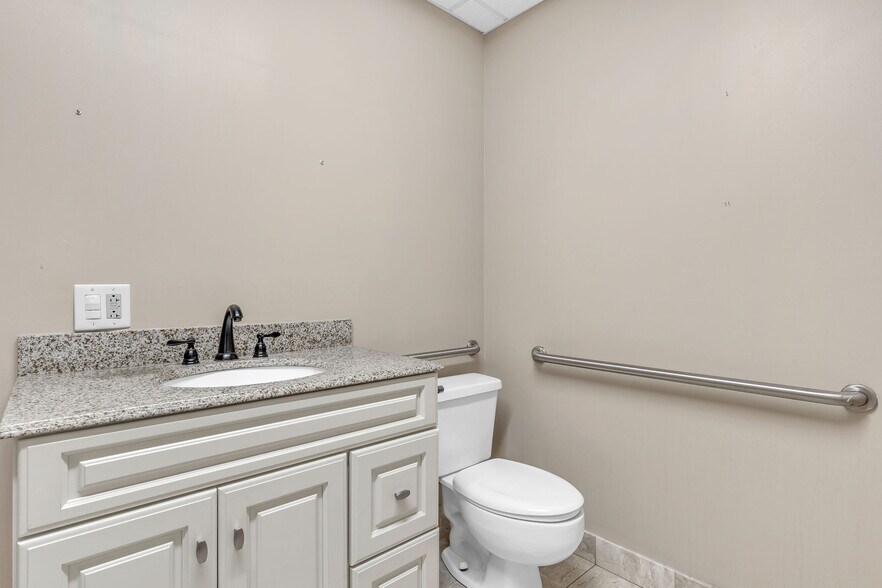 More Photos Of 4 Progress Rd, Greenville Flex For Lease