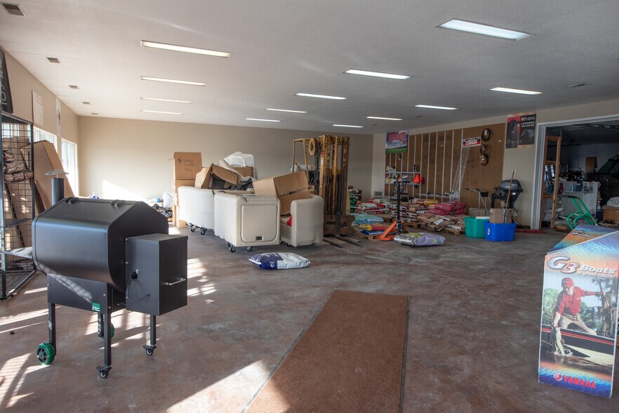 More Photos Of 375 NW US Highway 50, Centerview Light Distribution For Sale