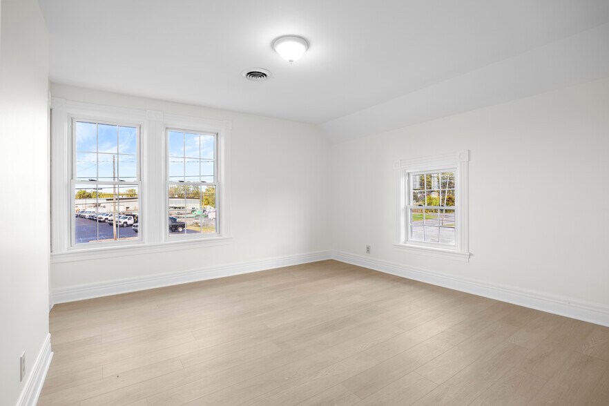 More Photos Of 267 Wolf Rd, Latham Office For Lease