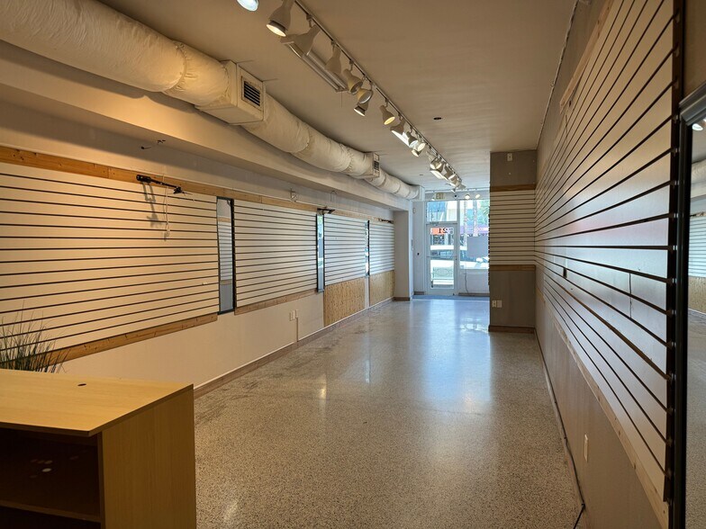 More Photos Of 19-23 N Blvd Of Presidents, Sarasota Storefront For Lease