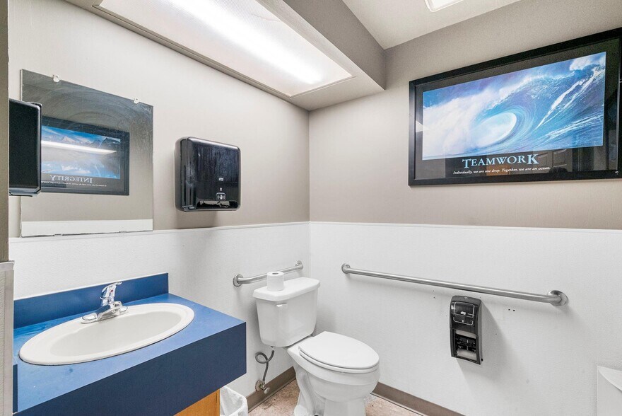 More Photos Of 240 Exchange St, Burleson Auto Dealership For Sale