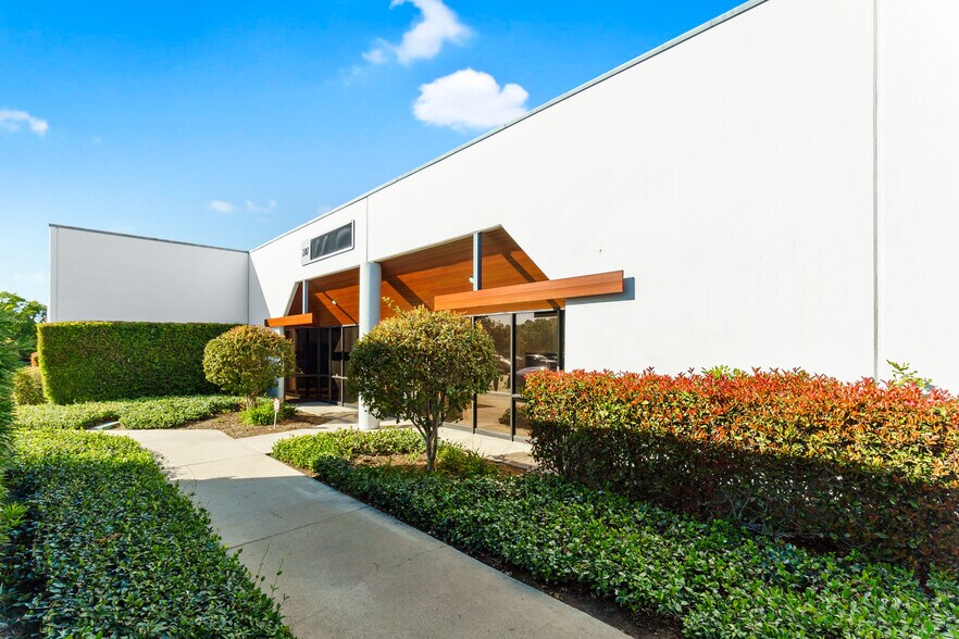 More Photos Of 2701-2715 Saturn St, Brea Light Distribution For Sale