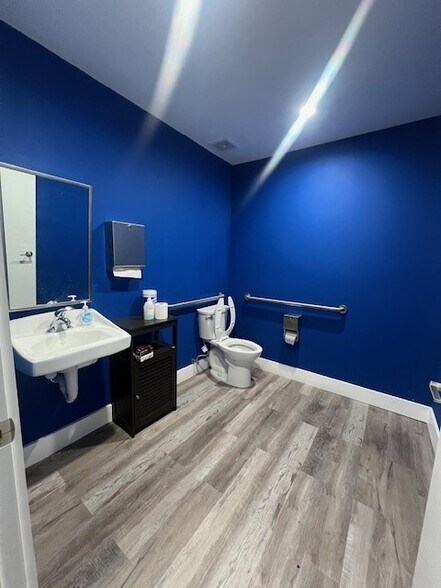 More Photos Of 4874 NW 167th St, Miami Lakes General Retail For Lease