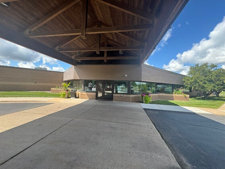 More Photos Of 1850 Beam Ave E, Maplewood Medical For Sale