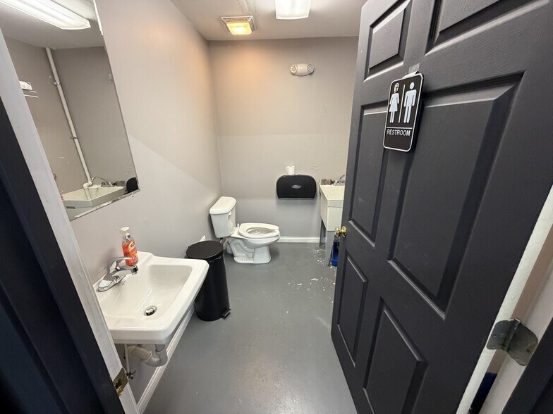 More Photos Of 701 Chestnut St, Bowling Green Office For Lease