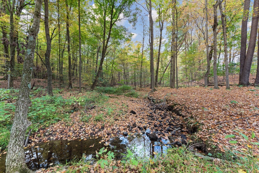 More Photos Of 550 Warner rd, Vienna Specialty For Sale