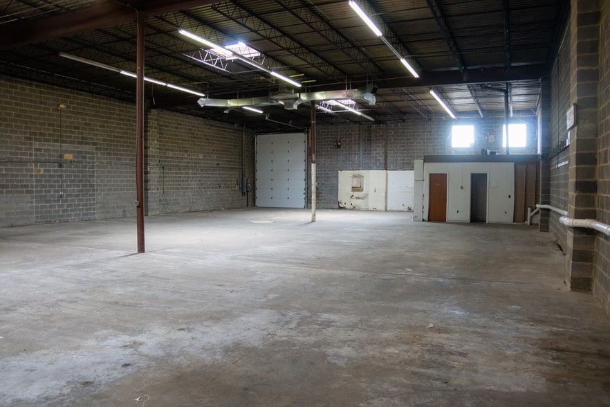 More Photos Of 5200-5300 Minnick Rd, Laurel Light Distribution For Lease