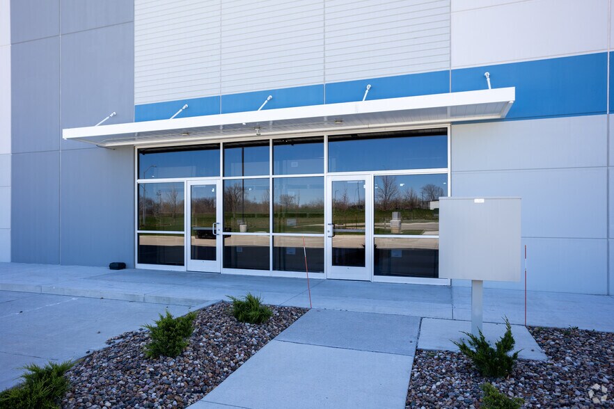 More Photos Of 7305 SE Crosswinds Dr, Ankeny Distribution For Lease