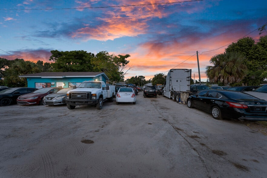 More Photos Of 5712 15th St, Bradenton Auto Dealership For Sale