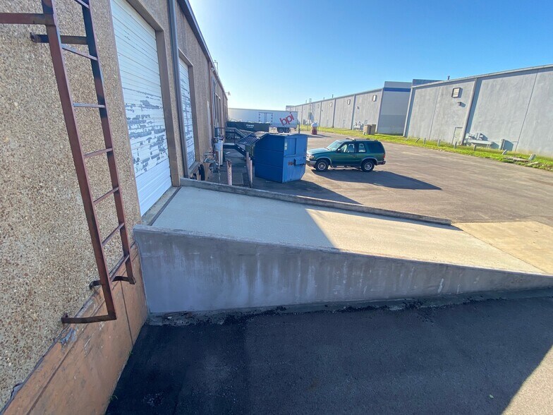 More Photos Of 5639-5653 E Shelby Dr, Memphis Distribution For Lease