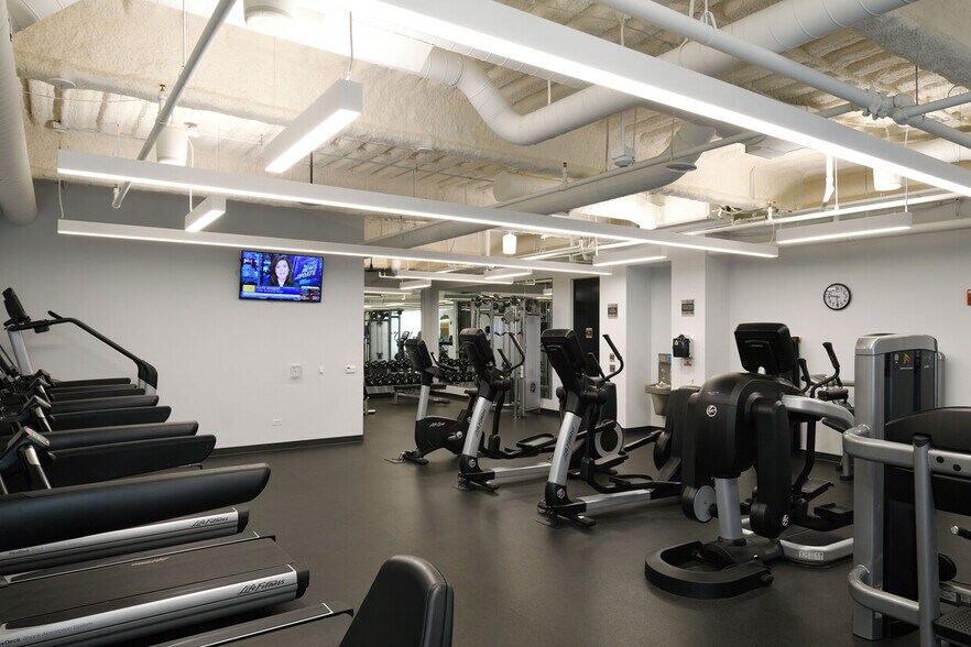 More Photos Of 10255 W Higgins Rd, Rosemont Office For Sale