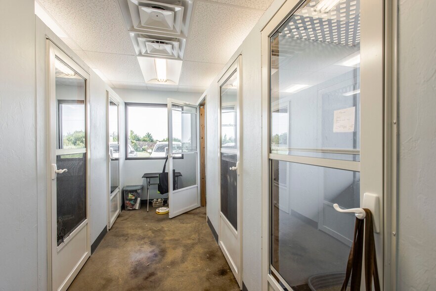 More Photos Of 39812 Hazel Dell Rd, Shawnee Veterinarian Kennel For Sale