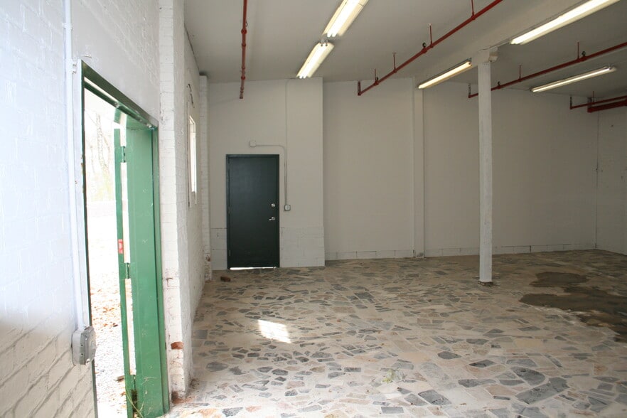 More Photos Of 210-211 Cottage St, Poughkeepsie Warehouse For Lease