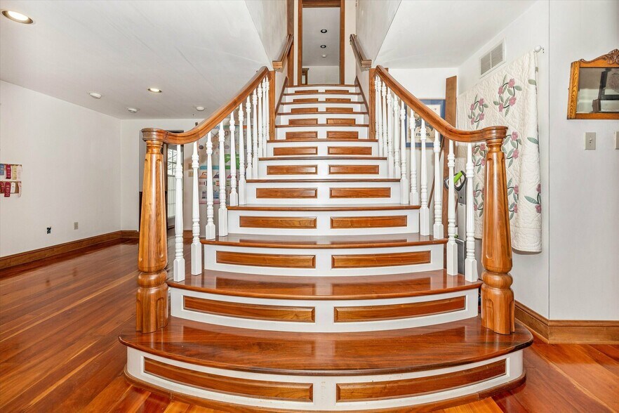 More Photos Of 806 Park Ave, Mount Airy Office For Sale
