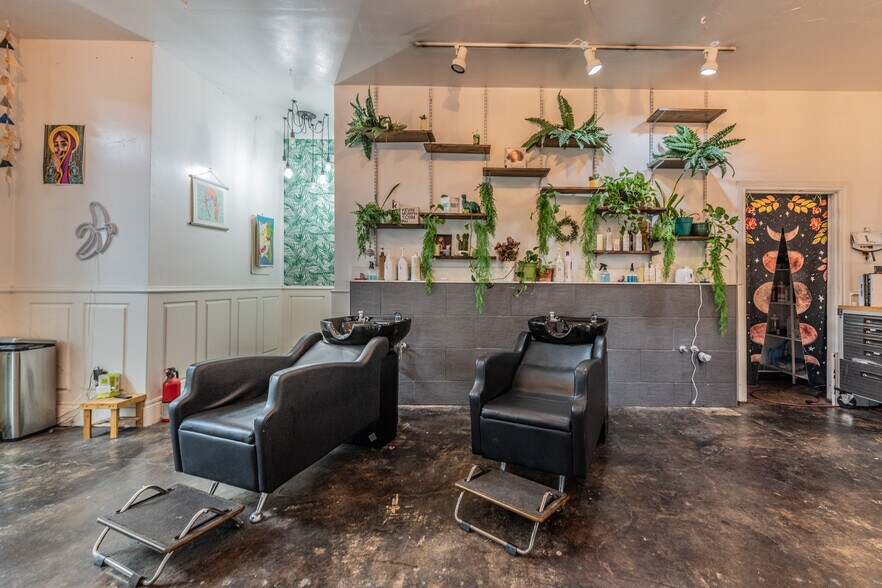 More Photos Of 250 W Olmos Dr, San Antonio Storefront Retail Office For Lease