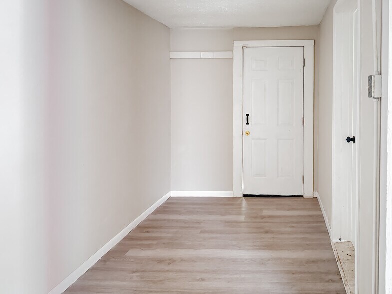 More Photos Of 1419 S Main St, Weatherford Storefront Retail Office For Sale