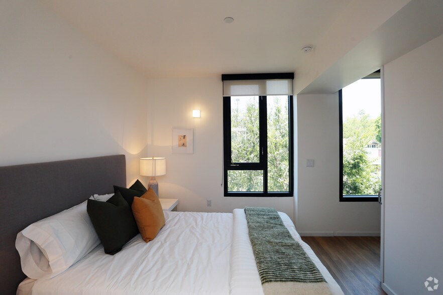 More Photos Of 8350-8358 Santa Monica Blvd, West Hollywood Apartments For Lease
