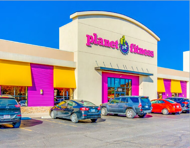 More Photos Of 2525 Iowa St, Lawrence Freestanding For Lease