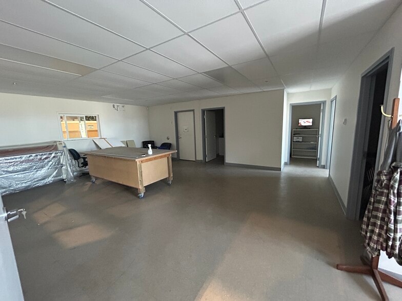 More Photos Of 379B Corduroy Rd, Ottawa Warehouse For Lease