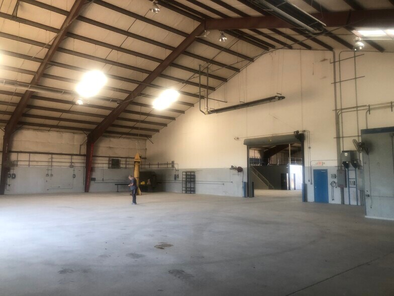 More Photos Of 3755 Colorado Ave, Sheffield Village Warehouse For Lease