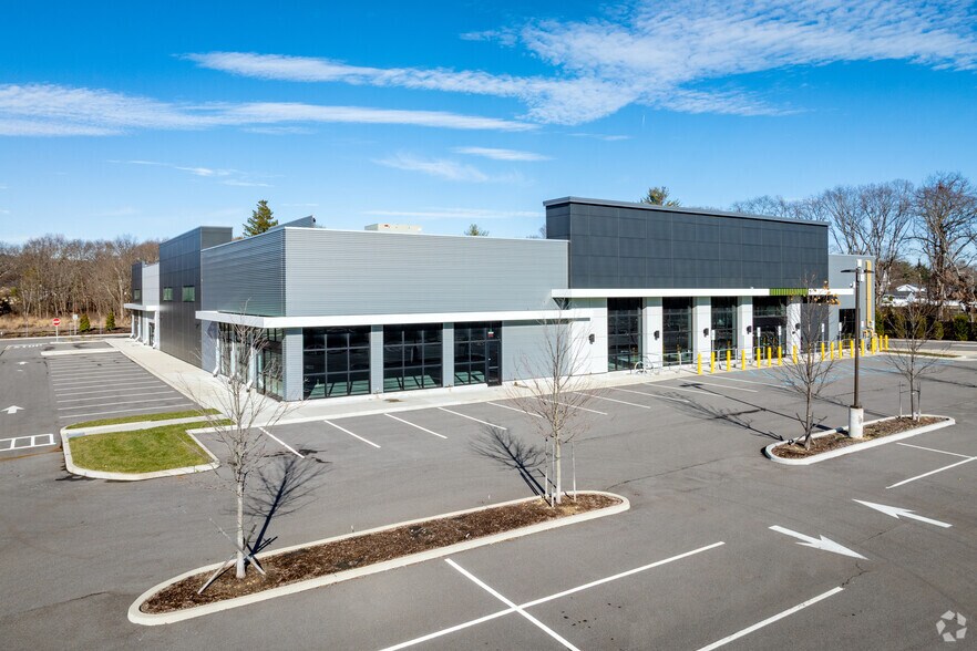 More Photos Of 3017 N Ocean Ave, Farmingville General Retail For Lease