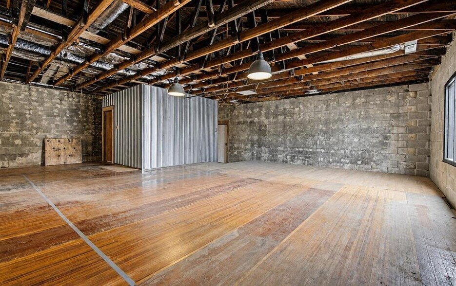 More Photos Of 122 N Main St, Washington General Retail For Lease