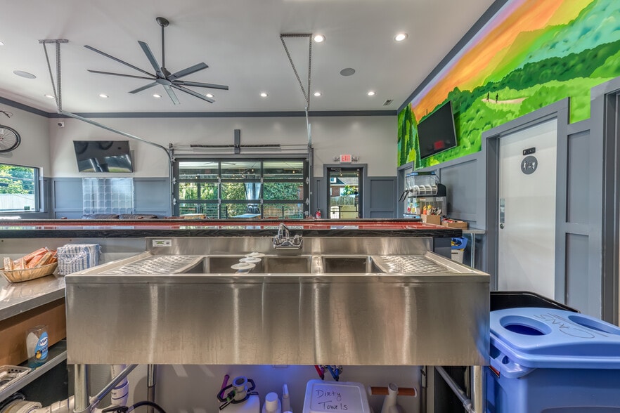 More Photos Of 640 E Maple St, Johnson City Bar For Sale
