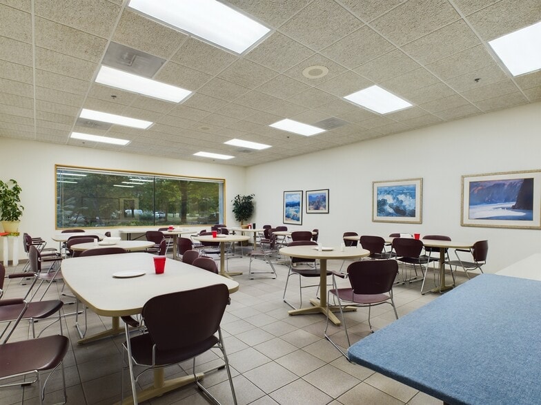 More Photos Of 585 Capital Dr, Lake Zurich Warehouse For Sale