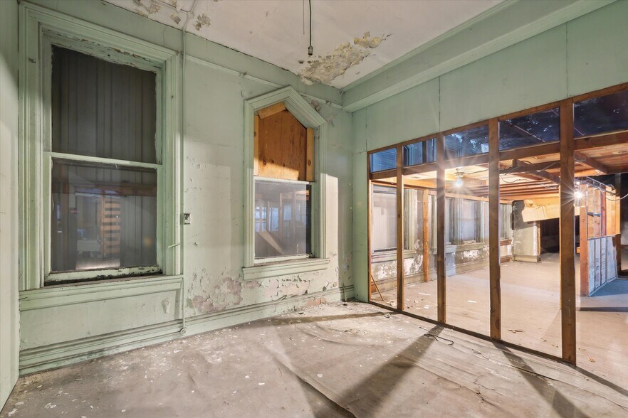 More Photos Of 711 Washington Ave, Bay City Medical For Sale