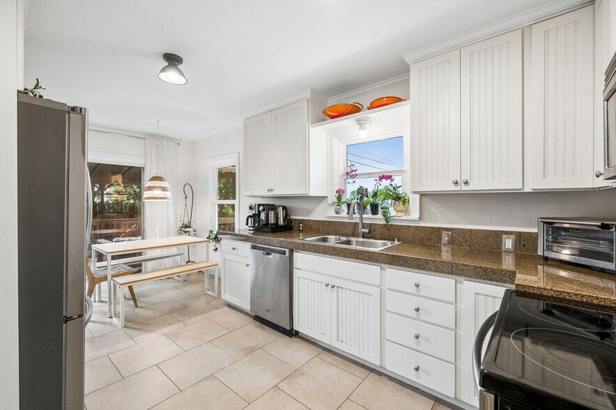 More Photos Of 11020 N Moore Ave, Portland Flex For Sale