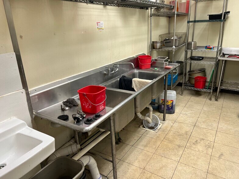 More Photos Of 3705-3717 W Jolly Rd, Lansing Storefront For Sale