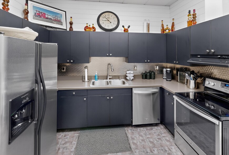 More Photos Of 831 Maguire Rd, Ocoee Industrial For Lease